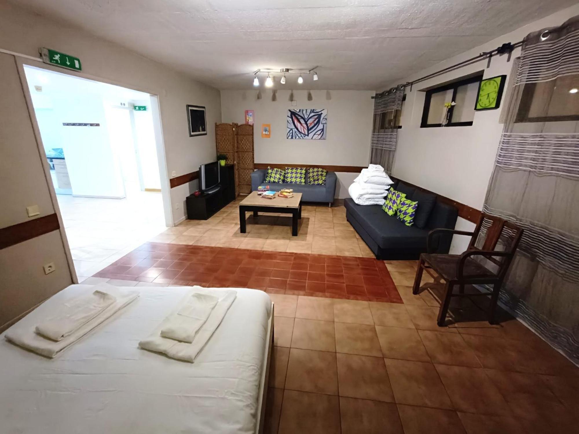 Spacious Economic Center Flat Apartment *